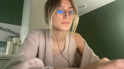 KarenaReinhart Live Image