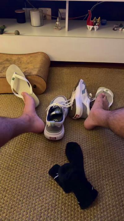 dot_feet