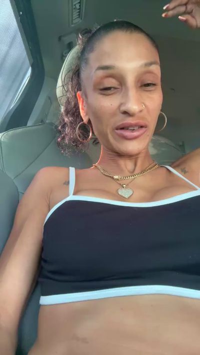 Alexi_Valentine live from United States