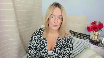 MollyHoney live from United Kingdom